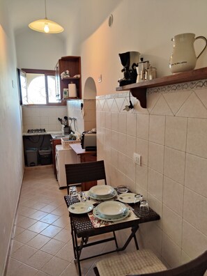 Refrigerador, horno, parrilla de estufa y utensilios de cocina 