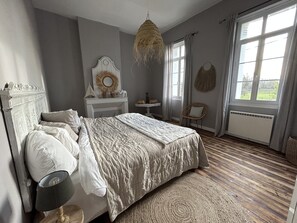 3 bedrooms, iron/ironing board, free WiFi, bed sheets - le Clos Girona Grande Maison de Charme Entre mer et Estuaire et son Bain Orientl (Civrac-en-Médoc)