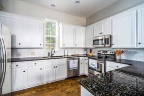 Réfrigérateur, micro-ondes, four, lave-vaisselle