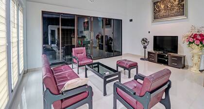 OYO 92057 Reny Kost Syariah