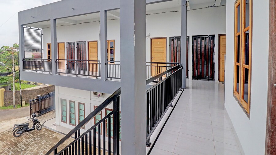 OYO 92057 Reny Kost Syariah