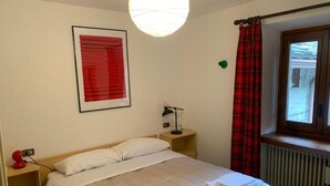 2 bedrooms, desk, iron/ironing board, WiFi (free)