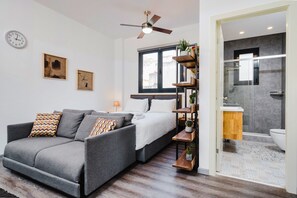 Living area - Sanders Home Suites - Cheerful Downtown Studio (Athens)