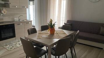 Appartement, 2 chambres, fumeurs, balcon | Salle à manger