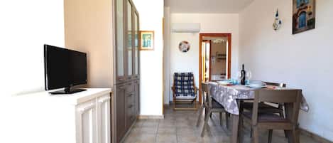 Apartment, 2 Bedrooms, Smoking | Dining