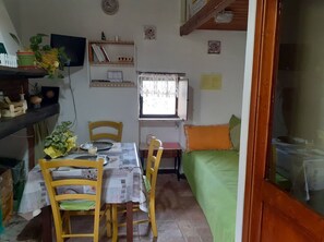 Casa, 1 camera da letto, patio, vista giardino | Area soggiorno