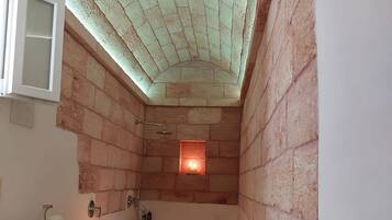 Studio, 1 Schlafzimmer, Raucher, eigener Pool | Badezimmer | Hausschuhe, Toilettenpapier