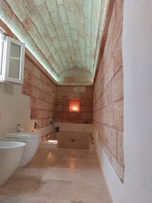 Bathroom - Deluxe Azalea Suite With Private Pool (Sannicola)