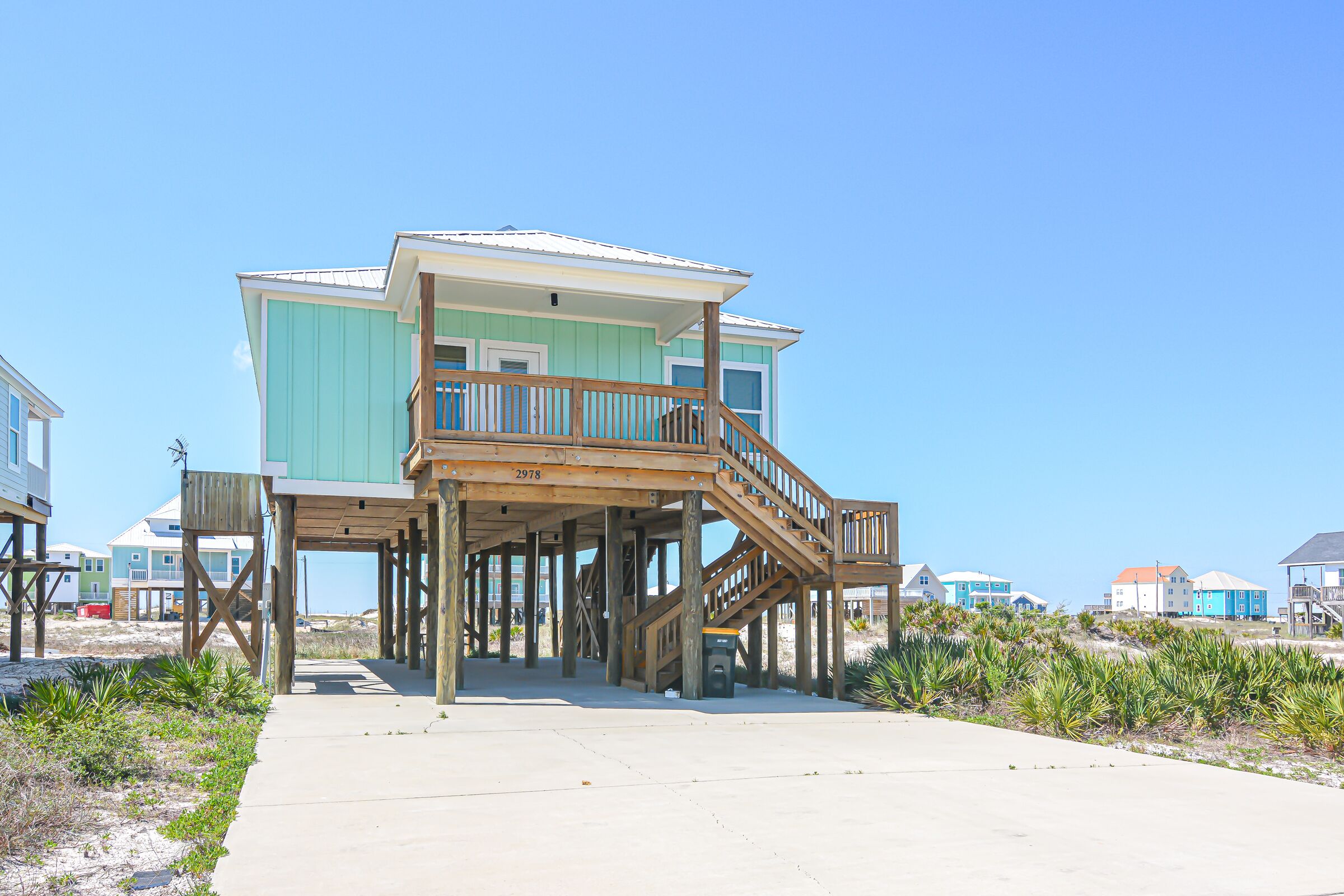 Great house with a really cute "beachy" vibe!  This 3 bedroom 2 bath home will accommodate up to 10 people with 1 King bed, 1 Queen bed and 2 sets of Twin over Double bunkbeds.