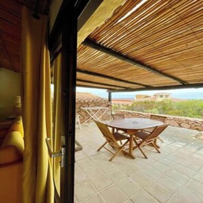 Outdoor dining - Seaside Apartment Baja Sardinia - Rent From July 4, 2026, to July 25, 2026 (Arzachena)
