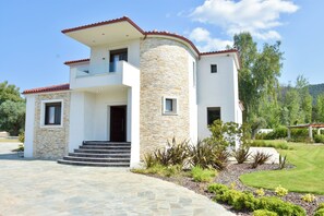 Villa, 6 Bedrooms, Balcony, Garden View | Exterior