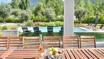 Vila, 6 quartos, piscina particular, vista para o jardim | Piscina | Piscina externa