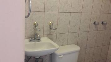 Chambre, 1 chambre, terrasse | Salle de bain