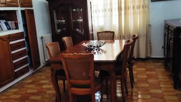 House, 4 Bedrooms, Smoking, Private Pool | Dining room
