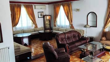 House, 4 Bedrooms, Smoking, Private Pool | Living room