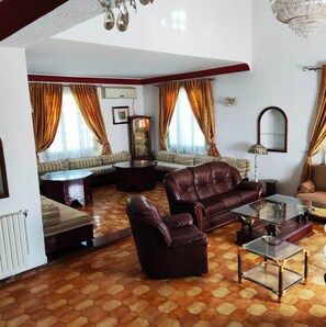 House, 4 Bedrooms, Smoking, Private Pool | Living room