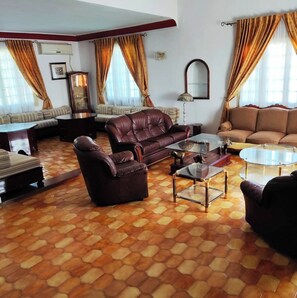 House, 4 Bedrooms, Smoking, Private Pool | Living area