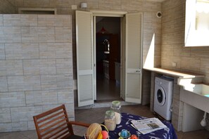 Casa, 2 habitaciones, patio | Restaurantes