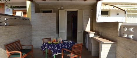 Casa, 2 habitaciones, patio | Restaurante al aire libre