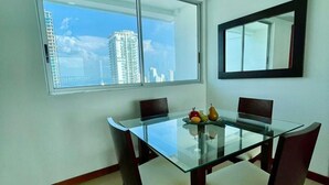 อพาร์ทเมนท์, 2 ห้องนอน, ระเบียง, วิวทะเล | ร้านอาหาร