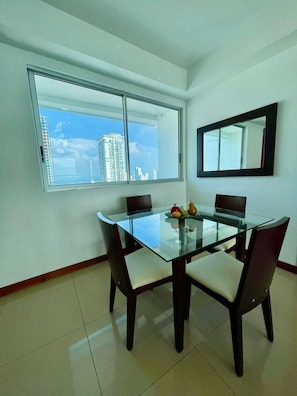 Apartment, 2 Bedrooms, Balcony, Ocean View | Dining