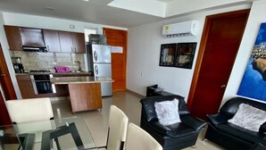 อพาร์ทเมนท์, 2 ห้องนอน, ระเบียง, วิวทะเล | บริเวณนั่งเล่น