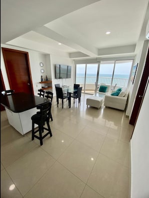 Departamento, 2 habitaciones, balcón, vista al océano | Área de sala de estar