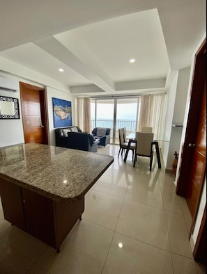 Departamento, 2 habitaciones, balcón, vista al océano | Área de sala de estar