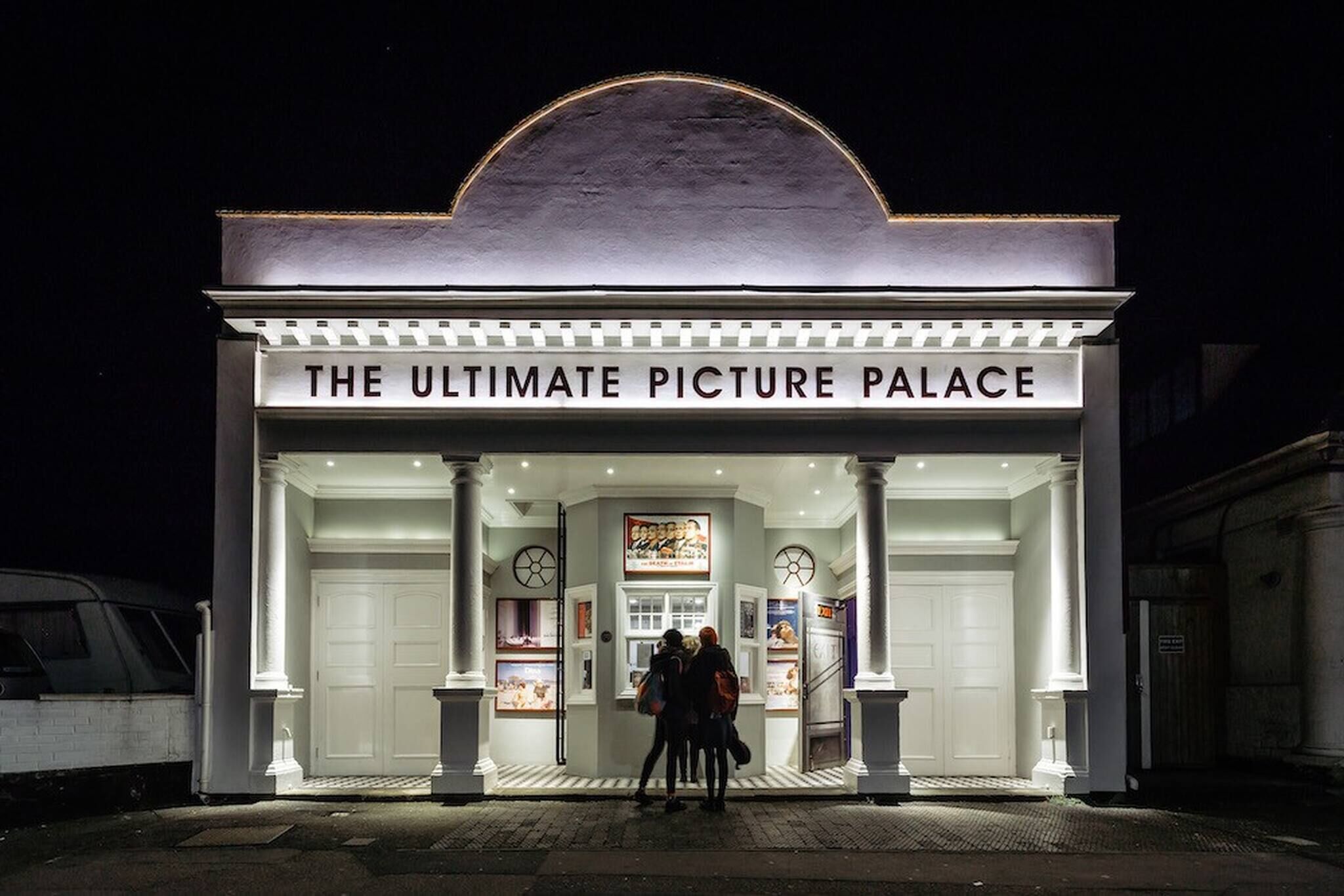 Un edifici amb un cartell que diu 'THE ULTIMATE PICTURE PALACE'.
