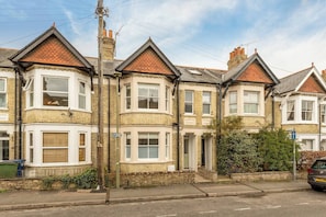 A row of terraced houses with bay windows and pitched roofs. - Beautiful Edwardian Home In Central Oxford (Oxford)
