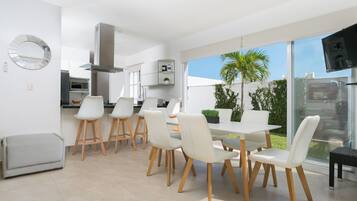 Casa, 3 habitaciones, para fumadores, alberca privada | Área de sala de estar