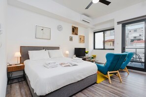 Room - Sanders Home Suites - Charming Downtown Studio (Athens)