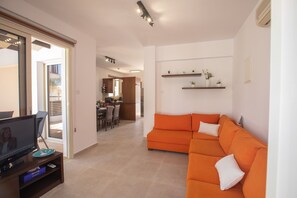 Villa, 2 Bedrooms, Private Pool, Garden View | Living area