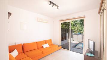 Villa, 2 chambres, piscine privée, vue jardin | Coin séjour