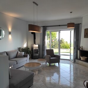 Huvila, 3 makuuhuonetta, tupakointi sallittu, terassi | Olohuone | Kirjoja