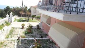 Room, 1 Bedroom, Balcony, Garden View | Property grounds