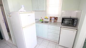 Room, 1 Bedroom, Balcony, Garden View | Private kitchen