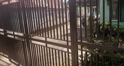 EXPRESS O 92251 Jaya Kusuma Homestay Near PONPES Darul Muhtadin