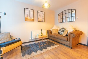 Basic Double Room | Living area - Woodbury 2-4 (Lancaster)