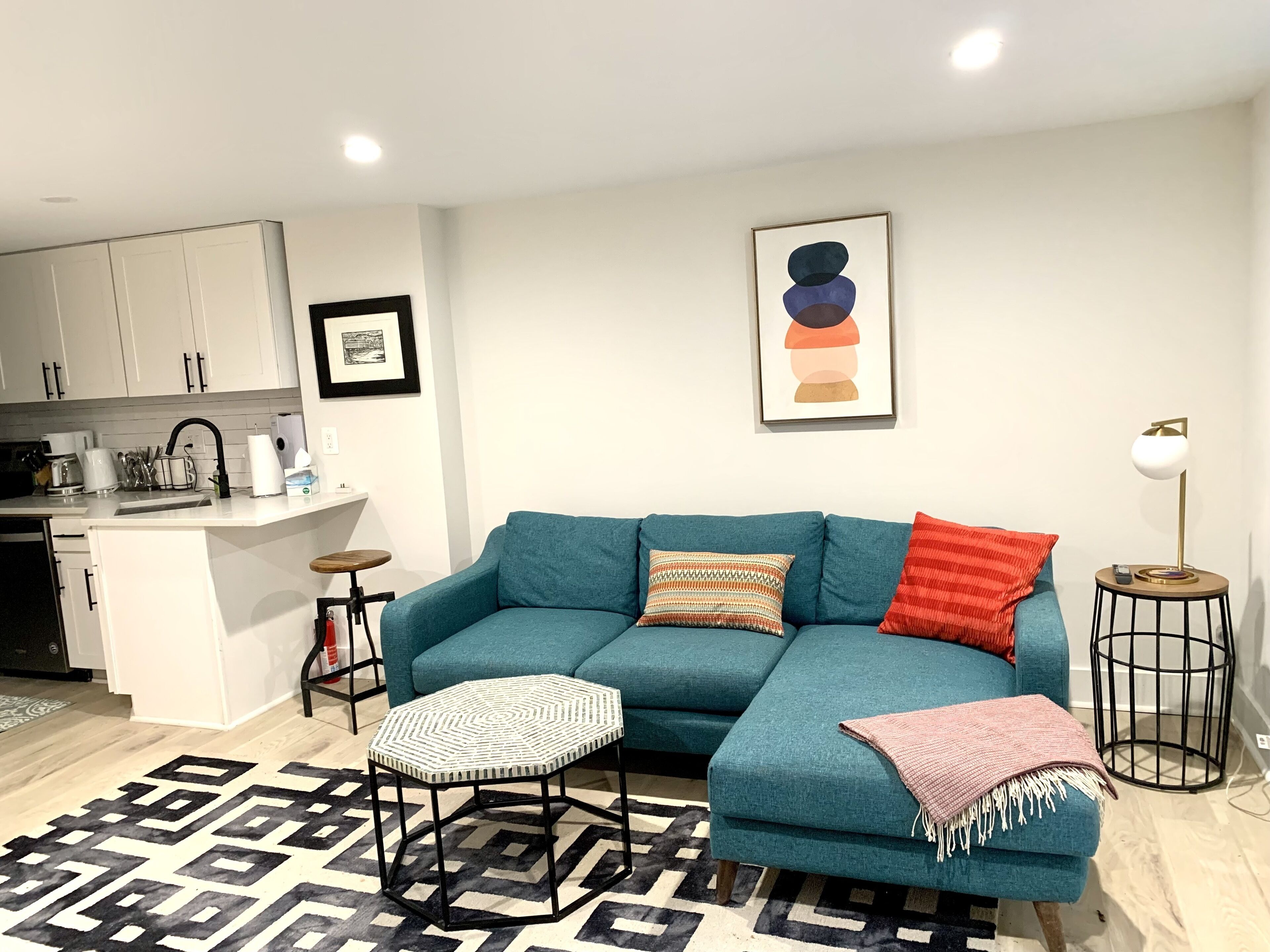 Capitol Hill, excellent location, Lower Level Apartment