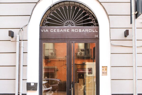 Front of property - Honey House by Wonderful Italy (Naples)