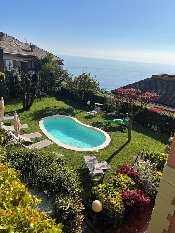 Alberca al aire libre y alberca climatizada