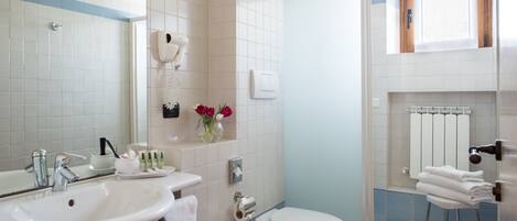 Dusche, Haartrockner, Bidet, Handtücher