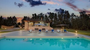 A modern house with a swimming pool, lounge chairs, and a patio area. - VIlla Di Vina - SARDINIA UNLIMITED (Alghero)