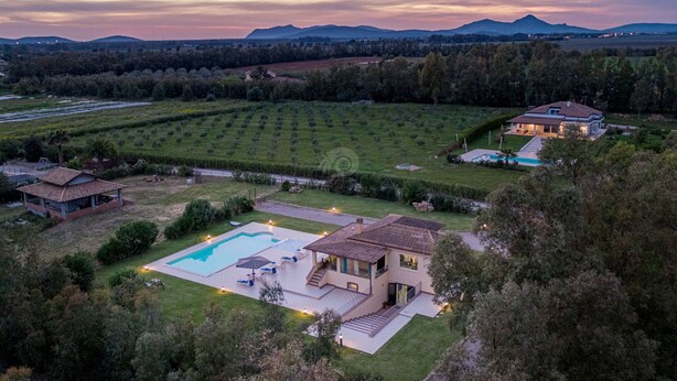 A large house with a swimming pool, surrounded by a well-maintained garden and fields. - VIlla Di Vina - SARDINIA UNLIMITED (Alghero)