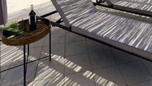 A modern outdoor seating area with metal chairs and a woven table. - VIlla Di Vina - SARDINIA UNLIMITED (Alghero)