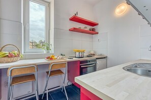 Căn hộ dành cho gia đình, 2 phòng ngủ, ban công (Spacious Apartment In Heart Of Zagreb) | Bếp riêng | Tủ lạnh, lò nướng, bếp nấu, lò nướng bánh mì