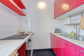 Departamento familiar, varias habitaciones (Spacious Apartment In Heart Of Zagreb) | Cocina privada | Refrigerador, horno, parrilla de estufa y tostadora