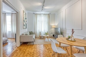 อพาร์ทเมนท์สำหรับครอบครัว, หลายห้องนอน (Spacious Apartment In Heart Of Zagreb) | บริเวณนั่งเล่น | ทีวี