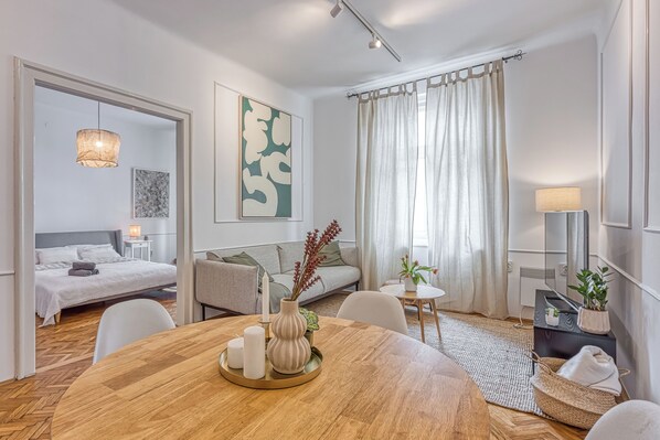 Departamento familiar, 2 habitaciones (Spacious Apartment In Heart Of Zagreb) | Sala de estar | Televisión